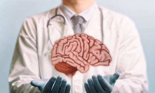 يقدم الأطباء جراحة أورام المخ