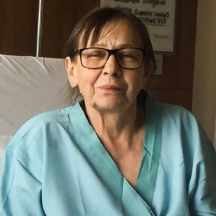 Mme Bobylev Lyudmila en Inde pour une arthroplastie totale du genou B/L
